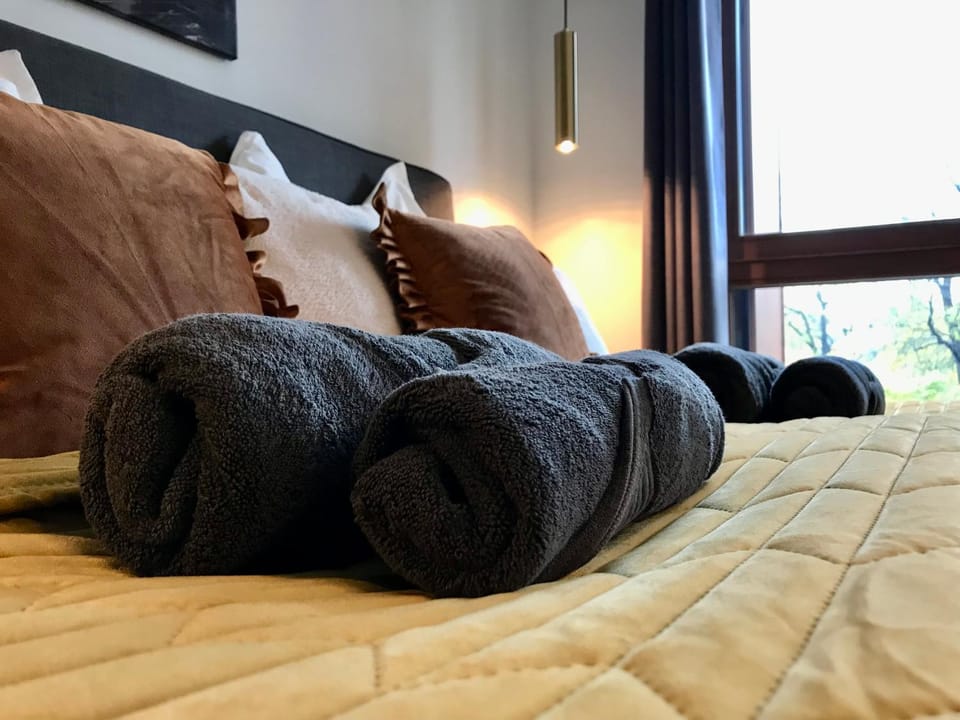Bed, Bedroom, towels