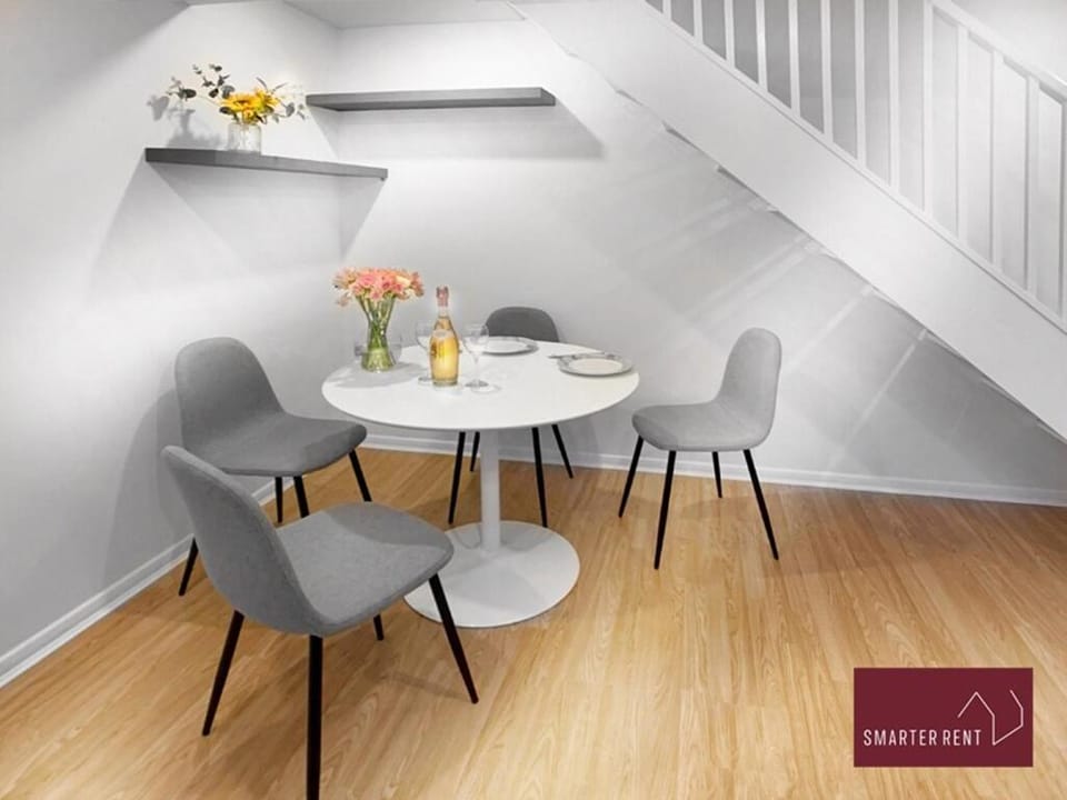 Farnborough - 2 Bedroom House - With Parking Apartment in Farnborough