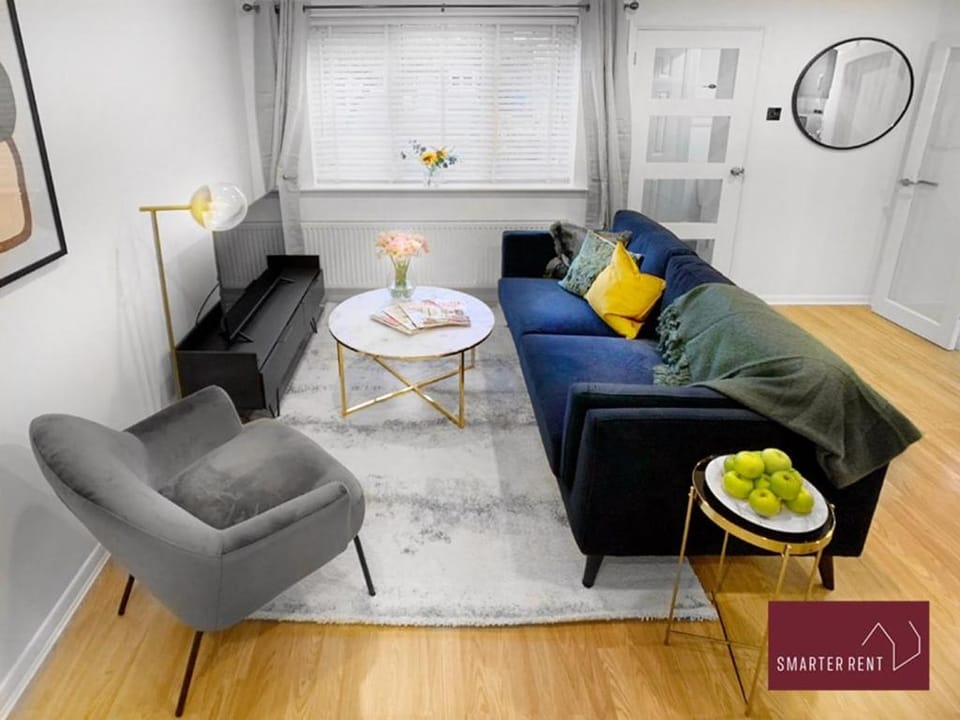 Farnborough - 2 Bedroom House - With Parking Apartment in Farnborough