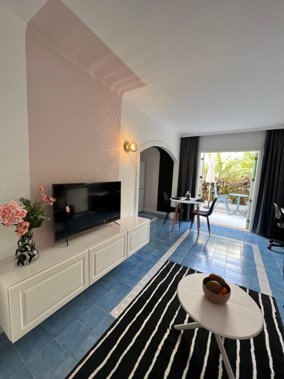 TV and multimedia, Living room, Seating area, Dining area, air conditioner