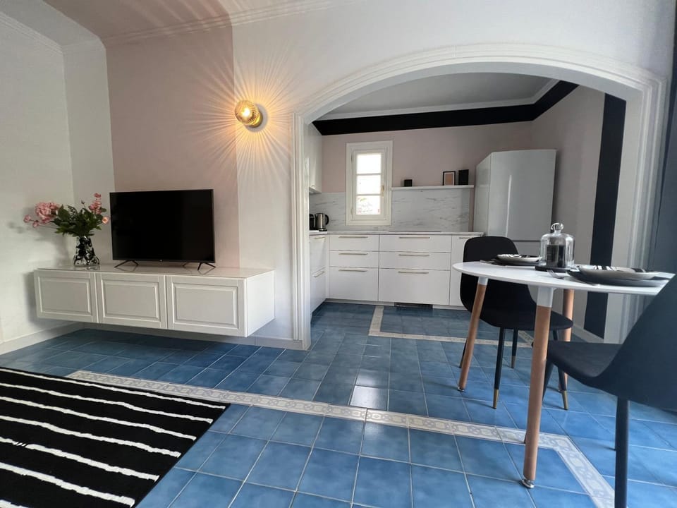 TV and multimedia, Kitchen or kitchenette, Living room, Seating area, Dining area, air conditioner