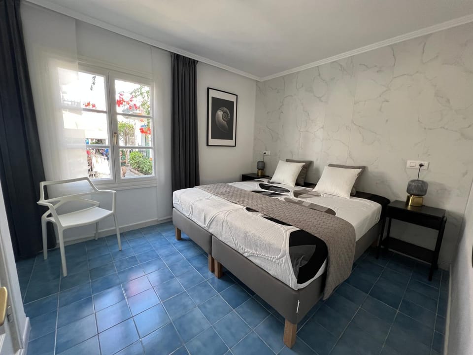 Bed, Bedroom, Street view