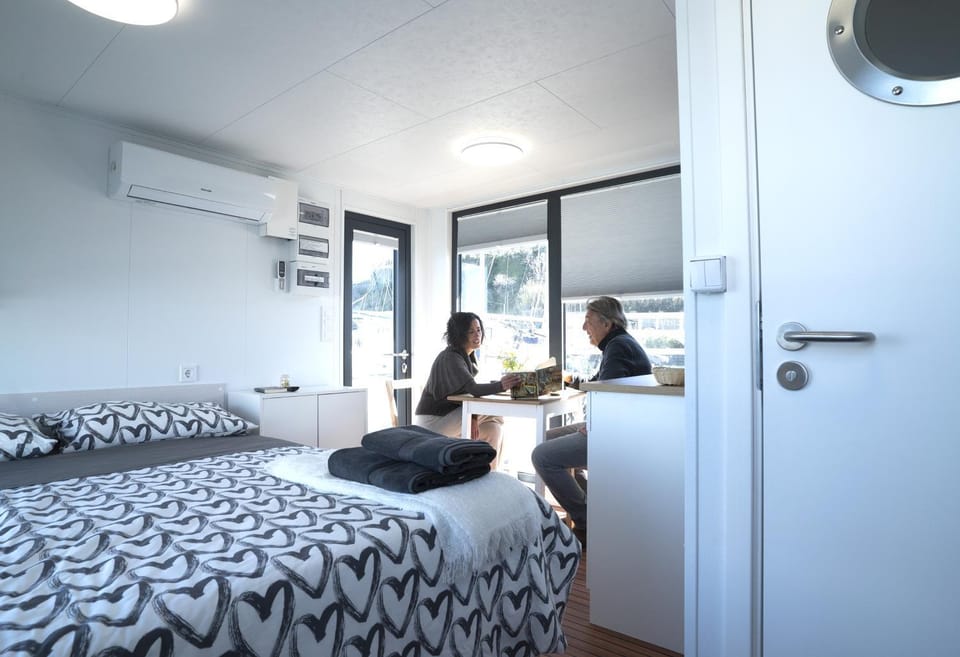Bedroom, group of guests, air conditioner