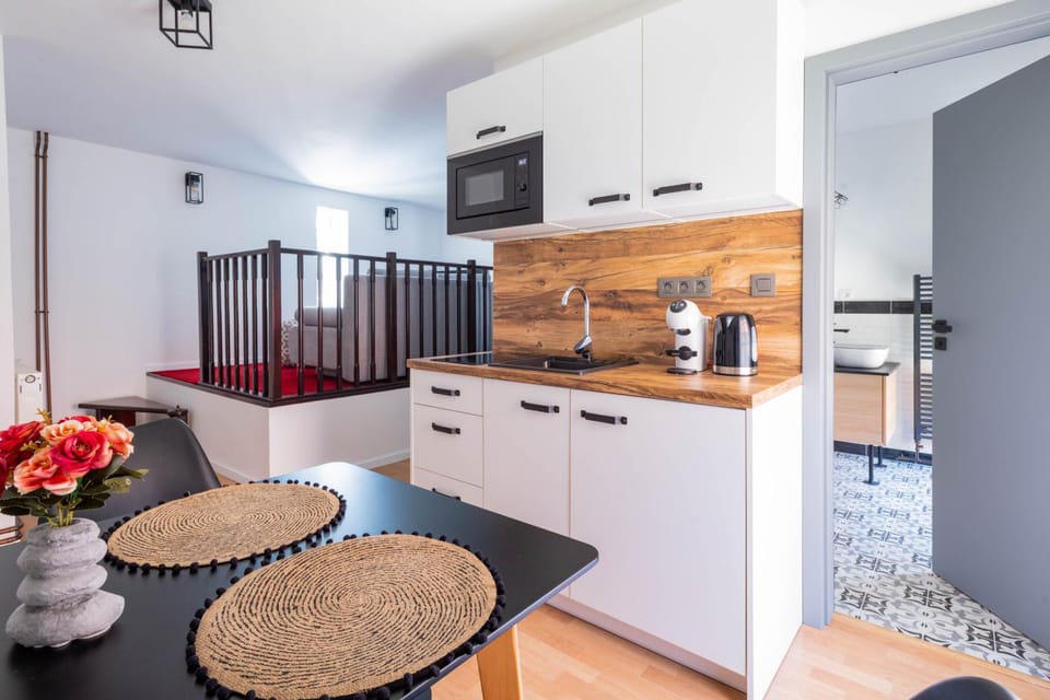Coffee/tea facilities, Kitchen or kitchenette, Dining area