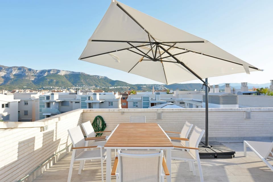 Balcony/Terrace, Dining area, Mountain view