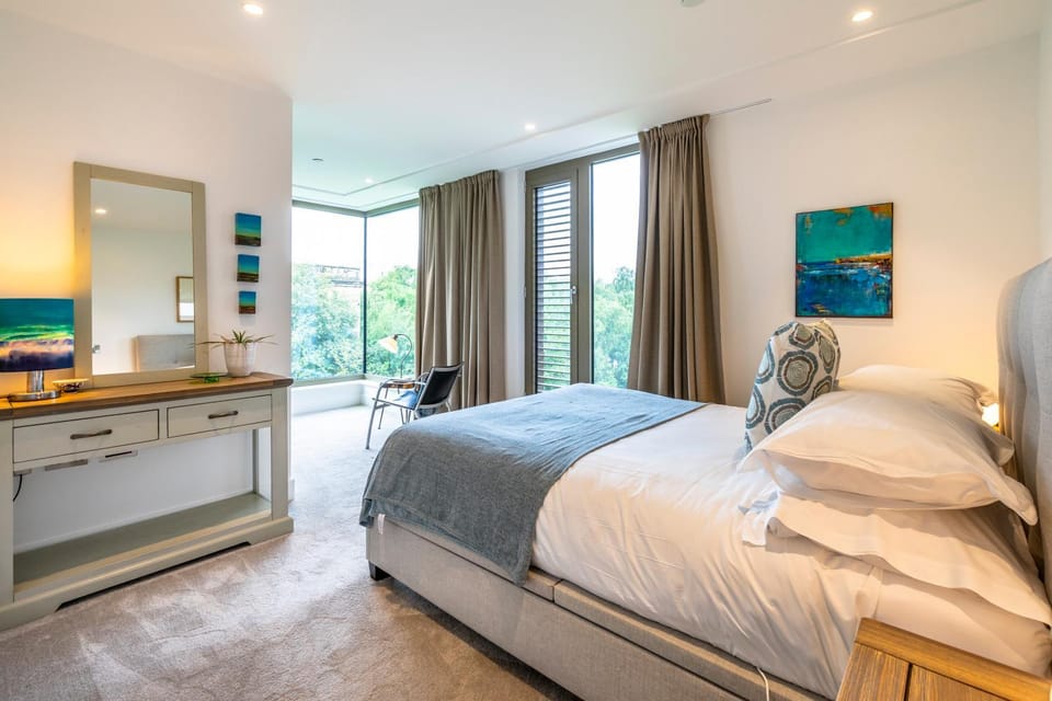 Bed, Photo of the whole room, Bedroom