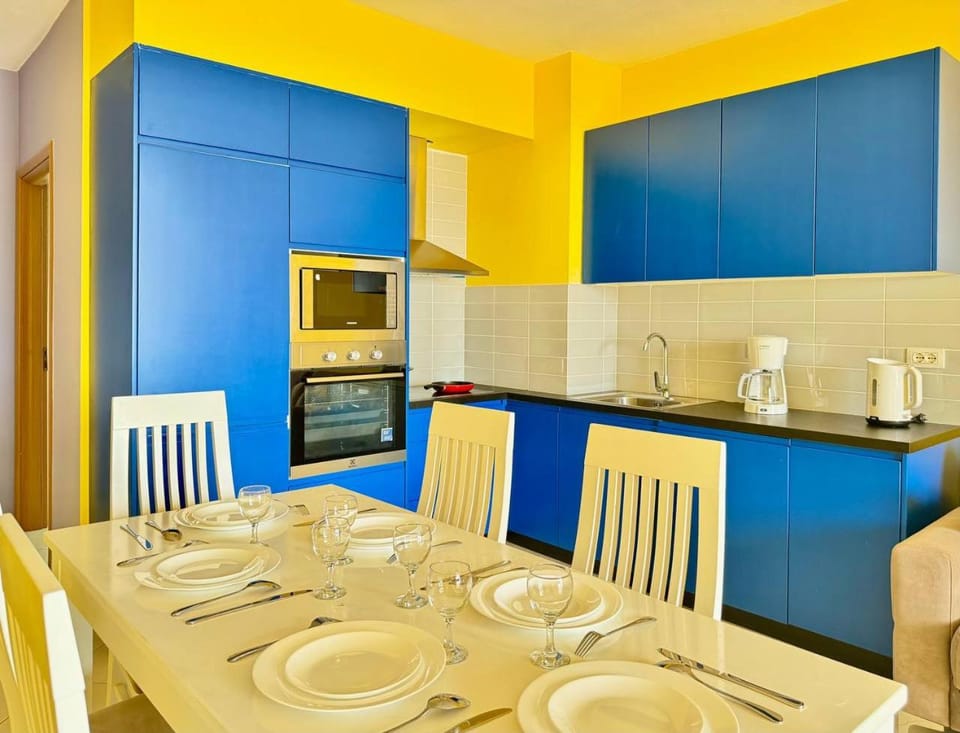 Coffee/tea facilities, Kitchen or kitchenette, Dining area, stove