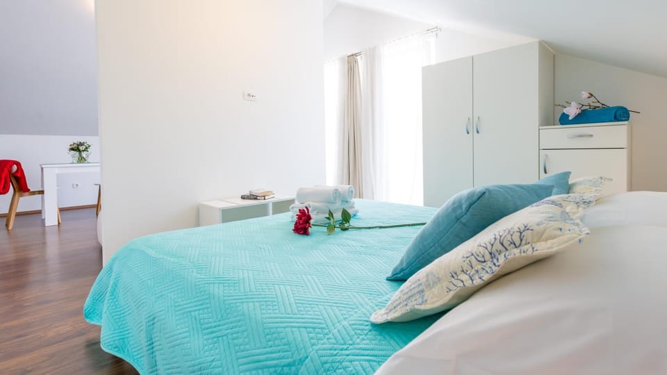 Bed, Photo of the whole room, Bedroom, towels, wardrobe