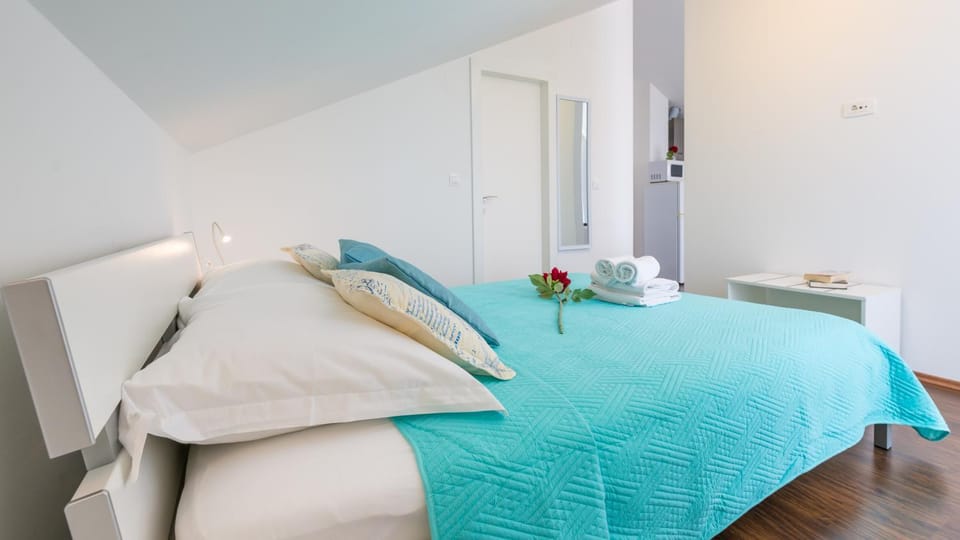 Bed, Photo of the whole room, Bedroom, towels