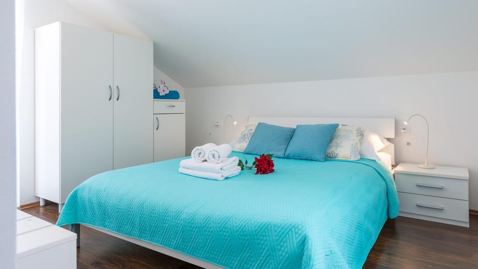 Bed, Photo of the whole room, Bedroom, towels, wardrobe