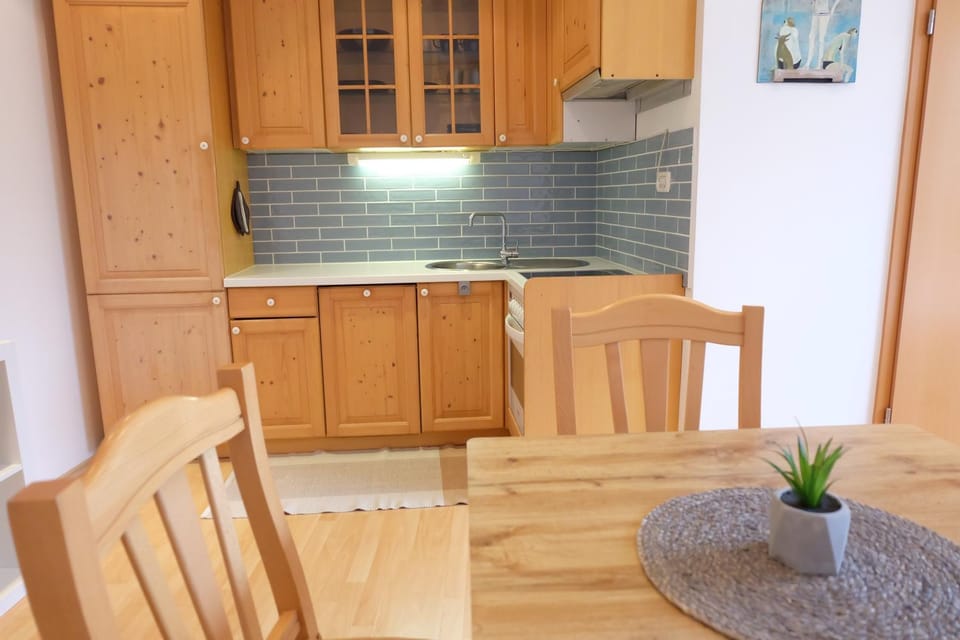 Kitchen or kitchenette, Dining area, pet friendly, stove