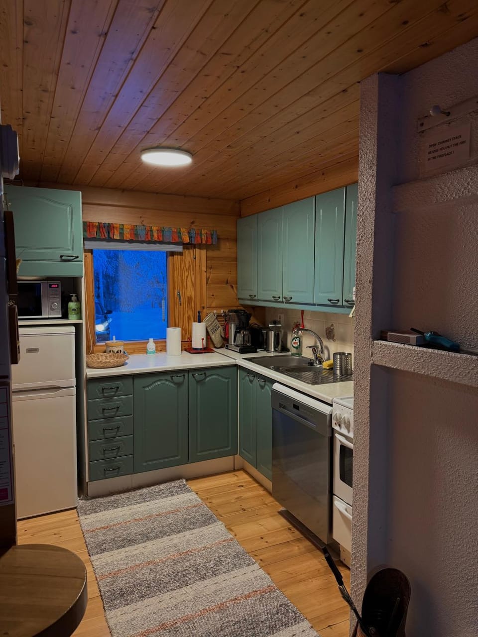 Pusikko - Cozy Lake Villa - Ice Swimming - Sauna - Fireplace - Barbeque Shed Chalet in Lapland