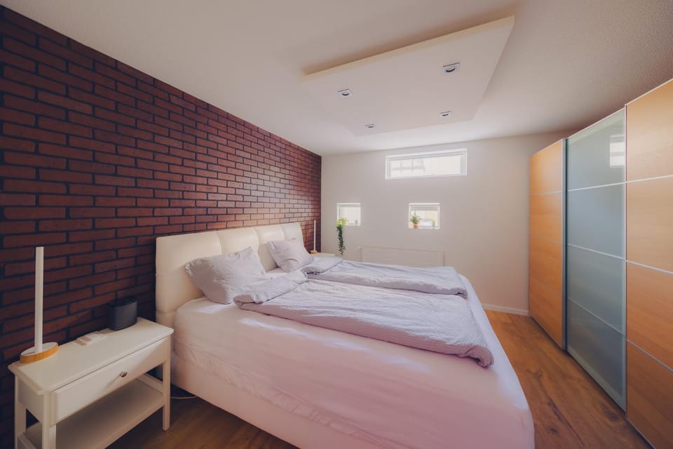 Photo of the whole room, Bedroom, wardrobe