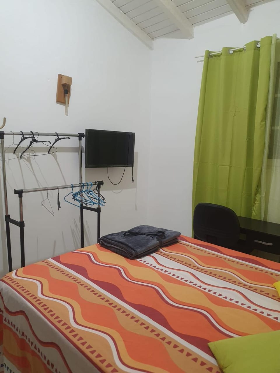TV and multimedia, Photo of the whole room, Bedroom