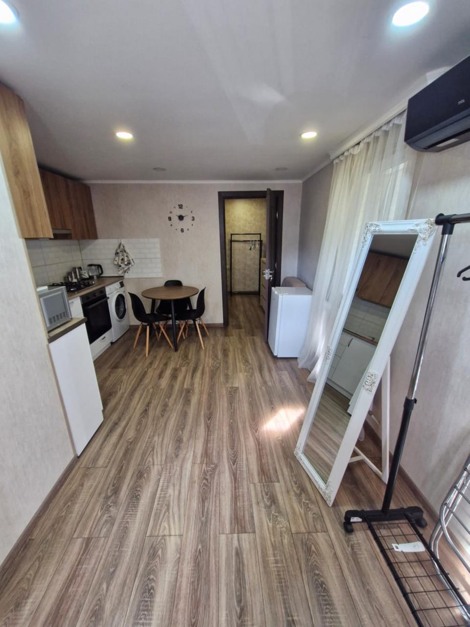 TV and multimedia, Dining area, oven, stove