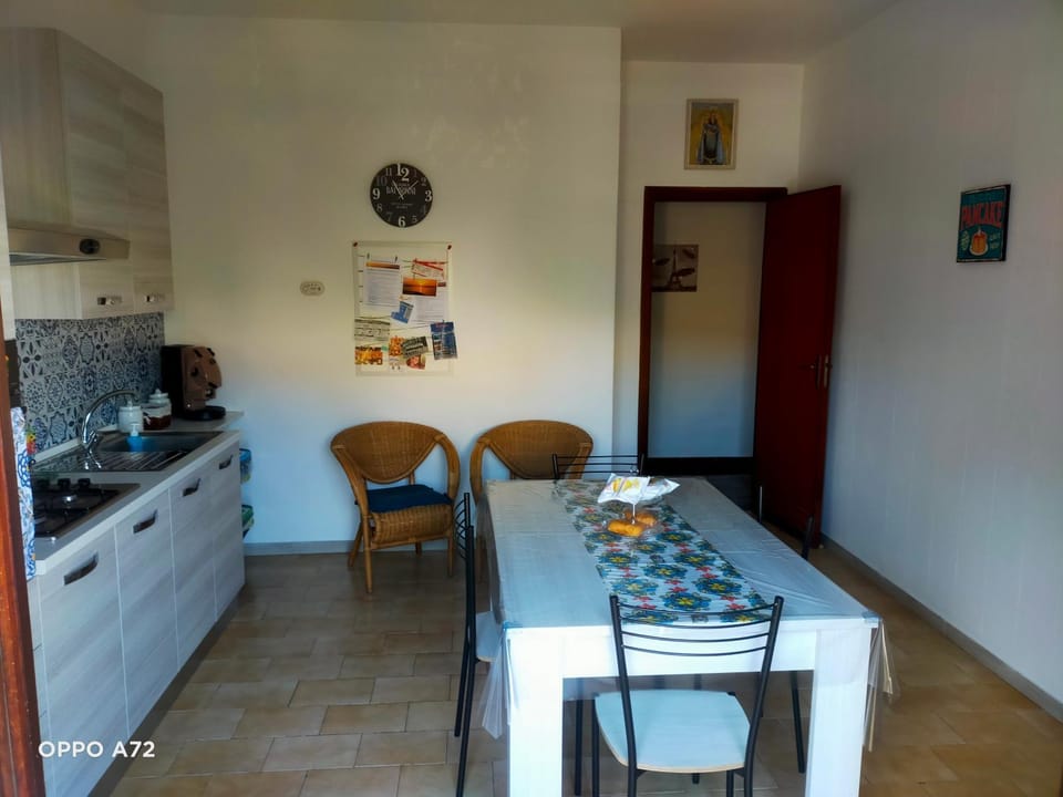 Kitchen or kitchenette, Dining area, stove