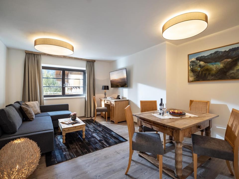 TV and multimedia, Living room, Seating area, Dining area