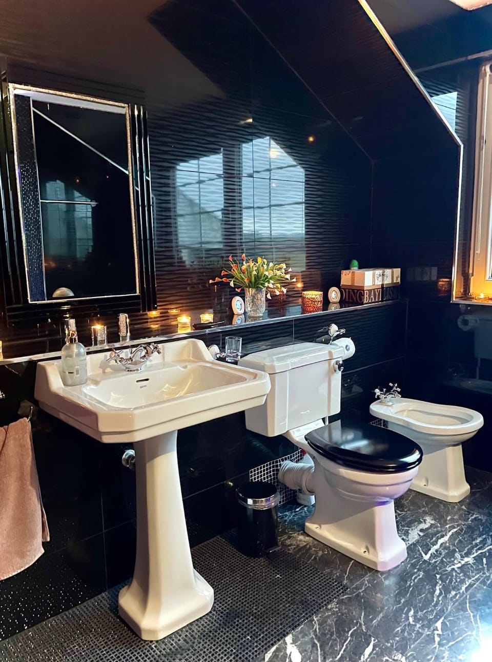 FINN VILLAGE Loch Lomond Villa - THE BLACK ROOM with Private Jacuzzi-Style Bath Vacation rental in Scotland