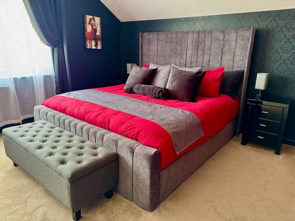 FINN VILLAGE Loch Lomond Villa - THE BLACK ROOM with Private Jacuzzi-Style Bath Vacation rental in Scotland