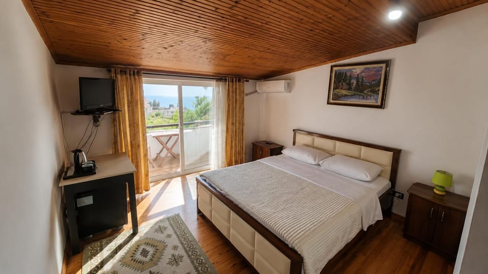 Bed, TV and multimedia, Photo of the whole room, Bedroom, Sea view, air conditioner