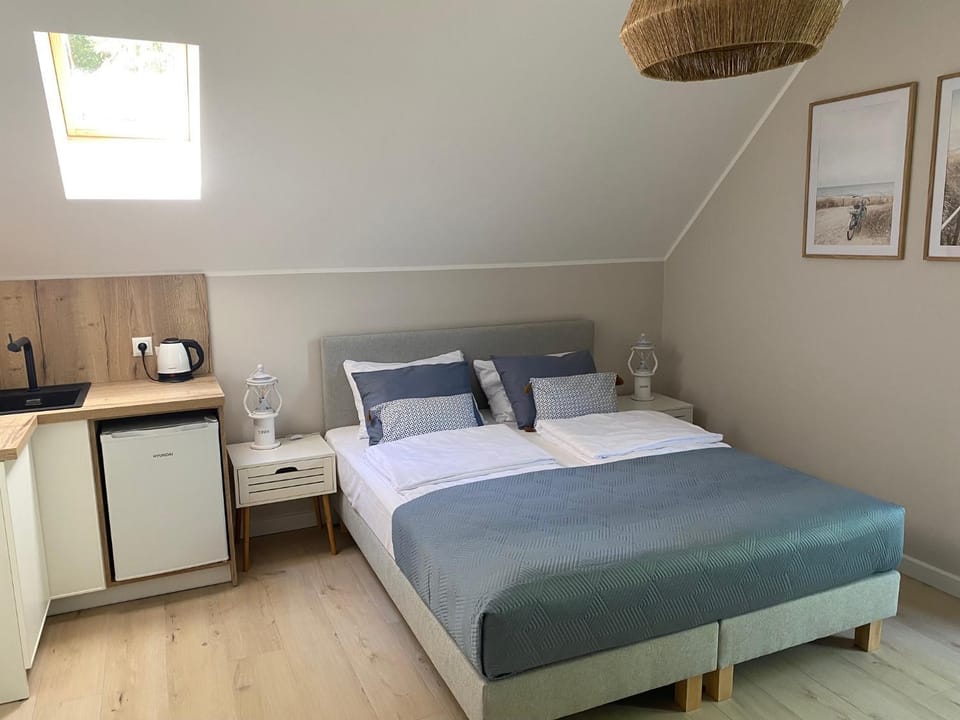 Bed, Kitchen or kitchenette, Photo of the whole room, Bedroom