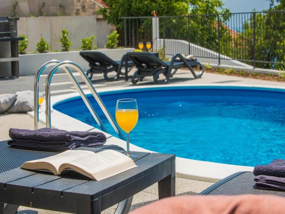 Patio, Day, Natural landscape, Food and drinks, Pool view, Swimming pool, Drinks, sunbed