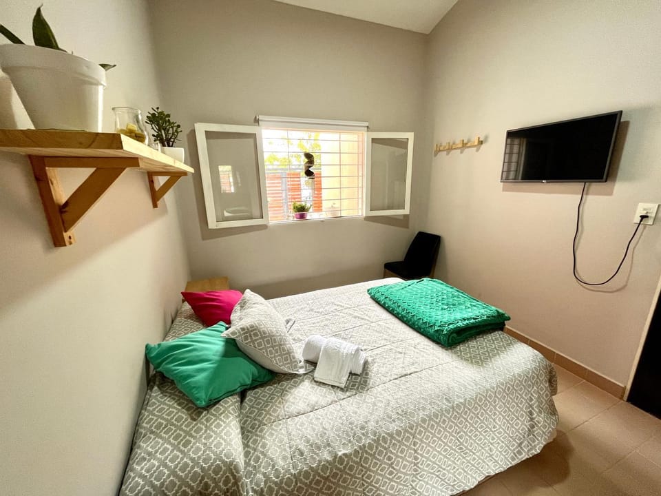 Bed, TV and multimedia, Photo of the whole room, Bedroom