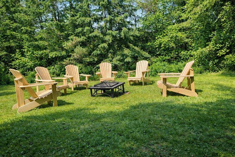 Spacious 3 Plus 1 Bedroom 2 Bath Cottage Retreat with Fire Pit and Pool Table House in Ontario