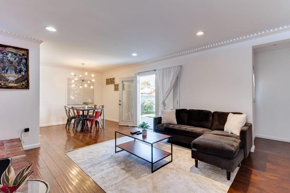 Valley Modern Glam Charmer House in Reseda
