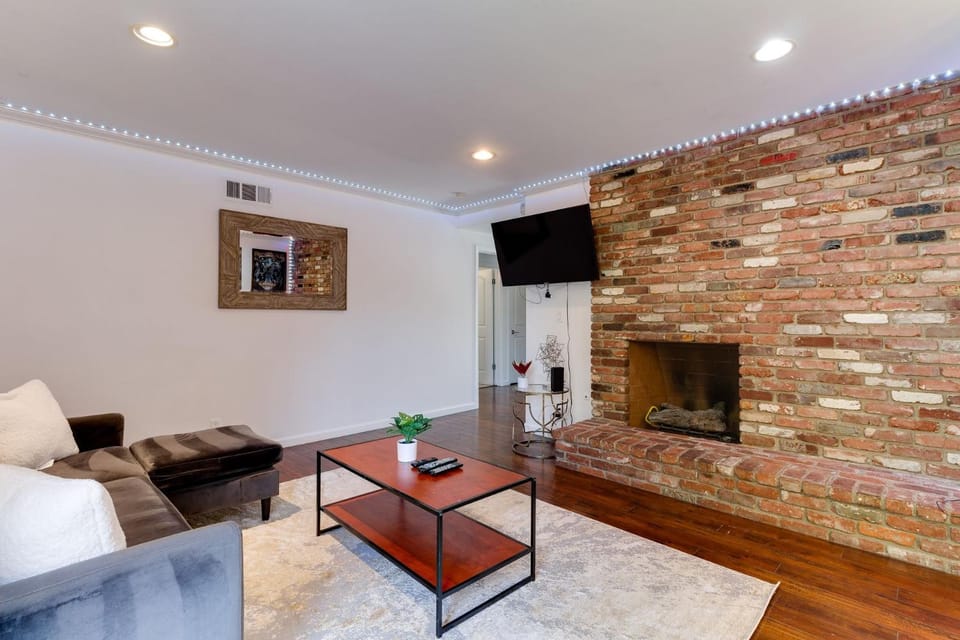 Valley Modern Glam Charmer House in Reseda