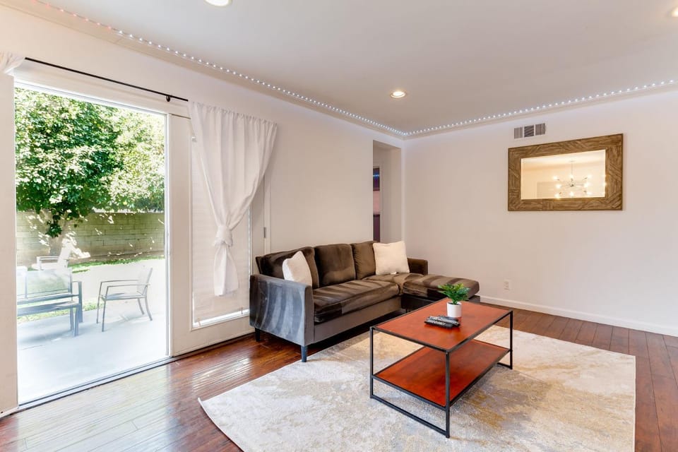 Valley Modern Glam Charmer House in Reseda