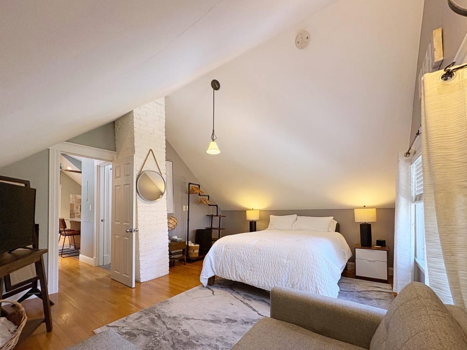 Top-floor, 2-Bedroom Balcony near Red Line Apartment in Quincy