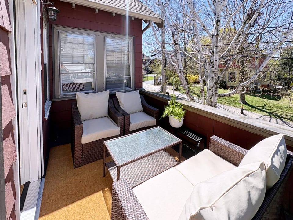 Top-floor, 2-Bedroom Balcony near Red Line Apartment in Quincy