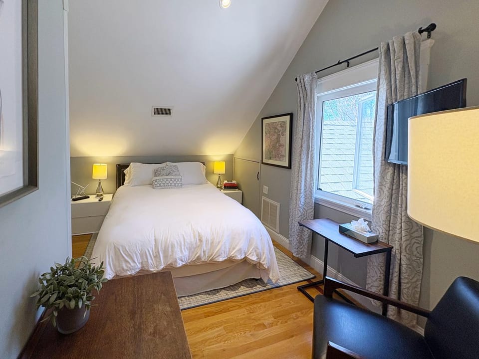 Top-floor, 2-Bedroom Balcony near Red Line Apartment in Quincy
