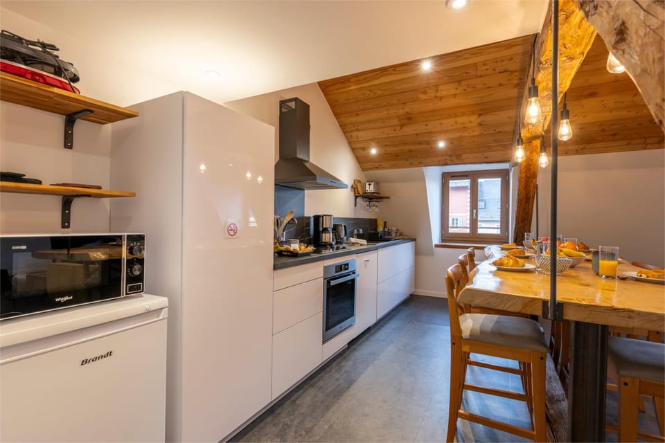 Coffee/tea facilities, Dining area, dishwasher, microwave, oven, stove, kitchen