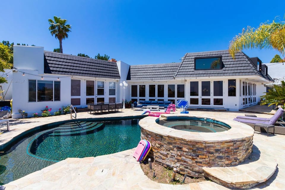 Hot Tub, Pool view, Swimming pool, sunbed