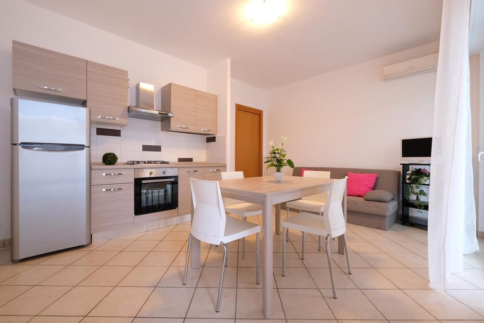 Kitchen or kitchenette, Living room, Dining area, pet friendly