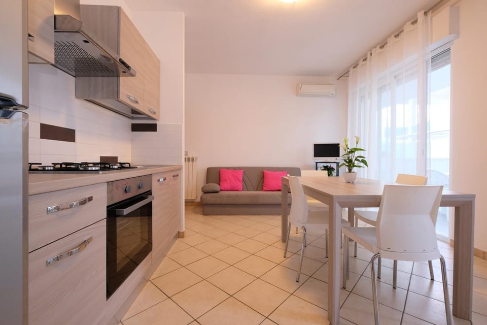 Kitchen or kitchenette, Seating area, Dining area, stove