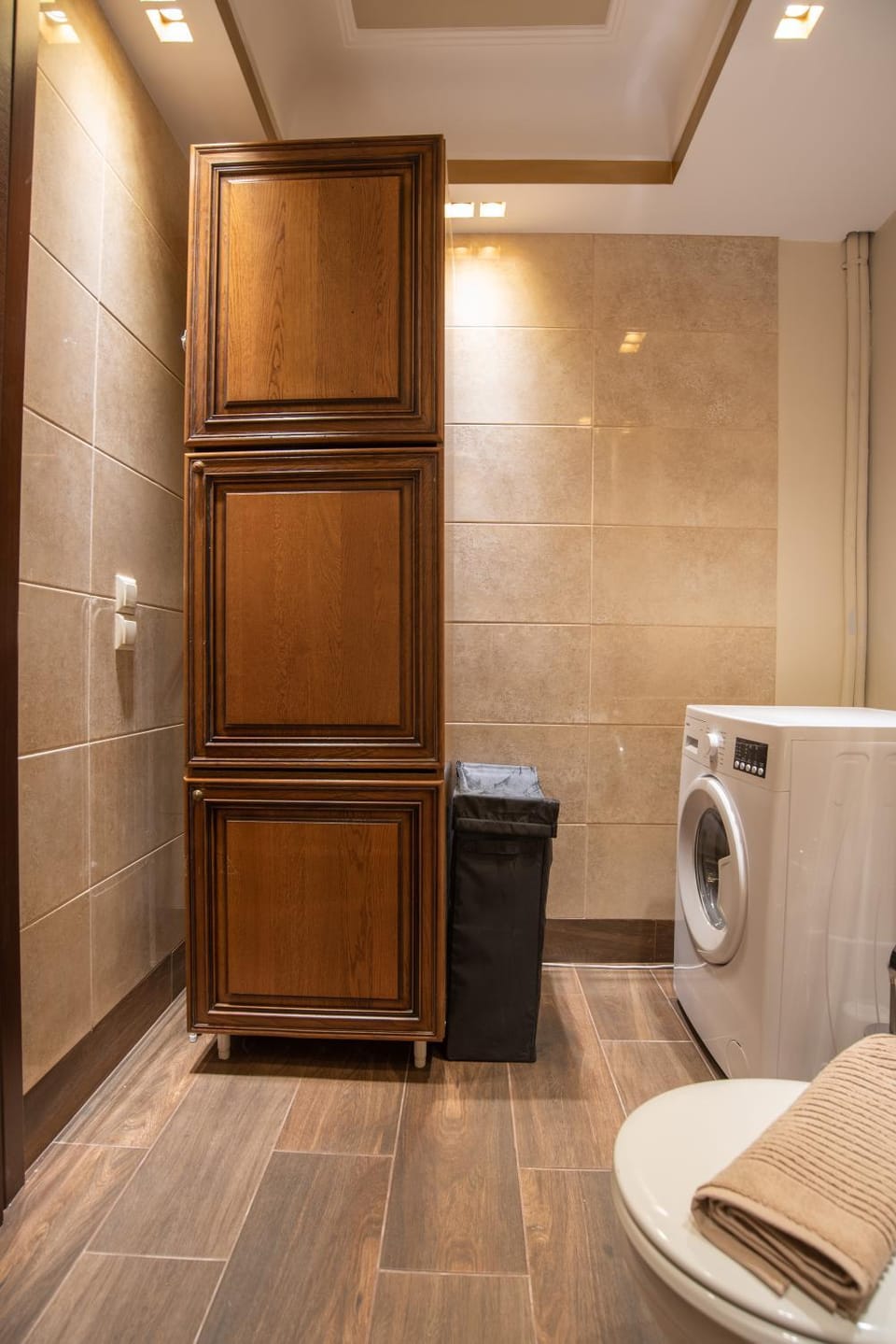 Toilet, Bathroom, towels, washing machine