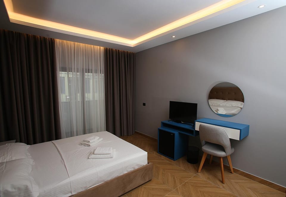 Bed, TV and multimedia, Photo of the whole room, Bedroom