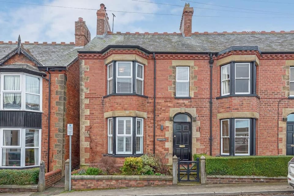 Beautiful Redbrick Home in Ruthin Centre & Parking House in Ruthin