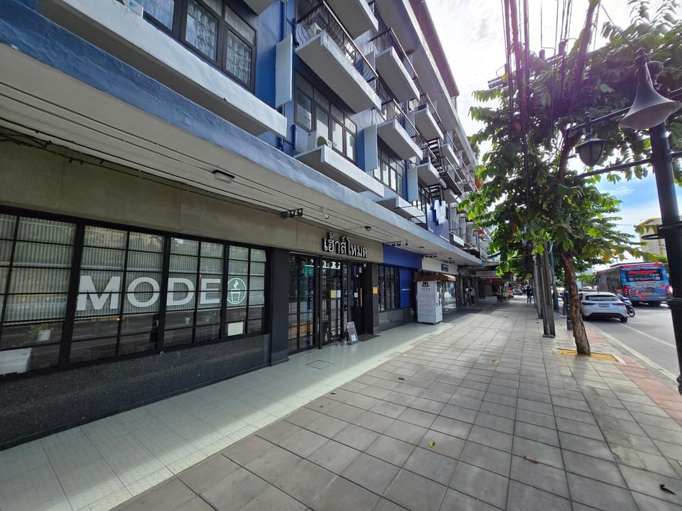 Property building, Facade/entrance, View (from property/room), Street view, Area and facilities