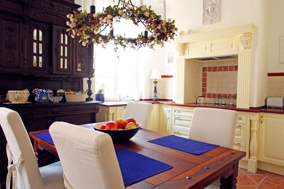 Kitchen or kitchenette, Dining area