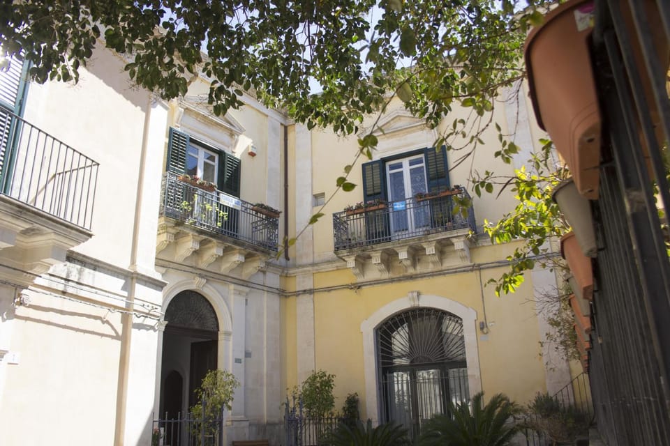 Nearby landmark, Facade/entrance