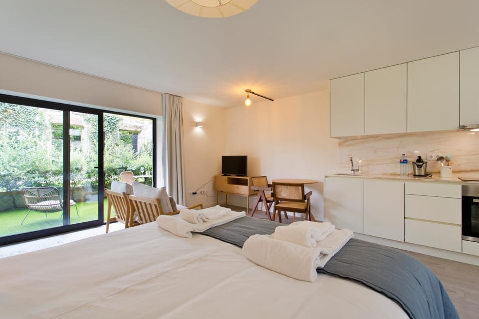 Photo of the whole room, Garden view