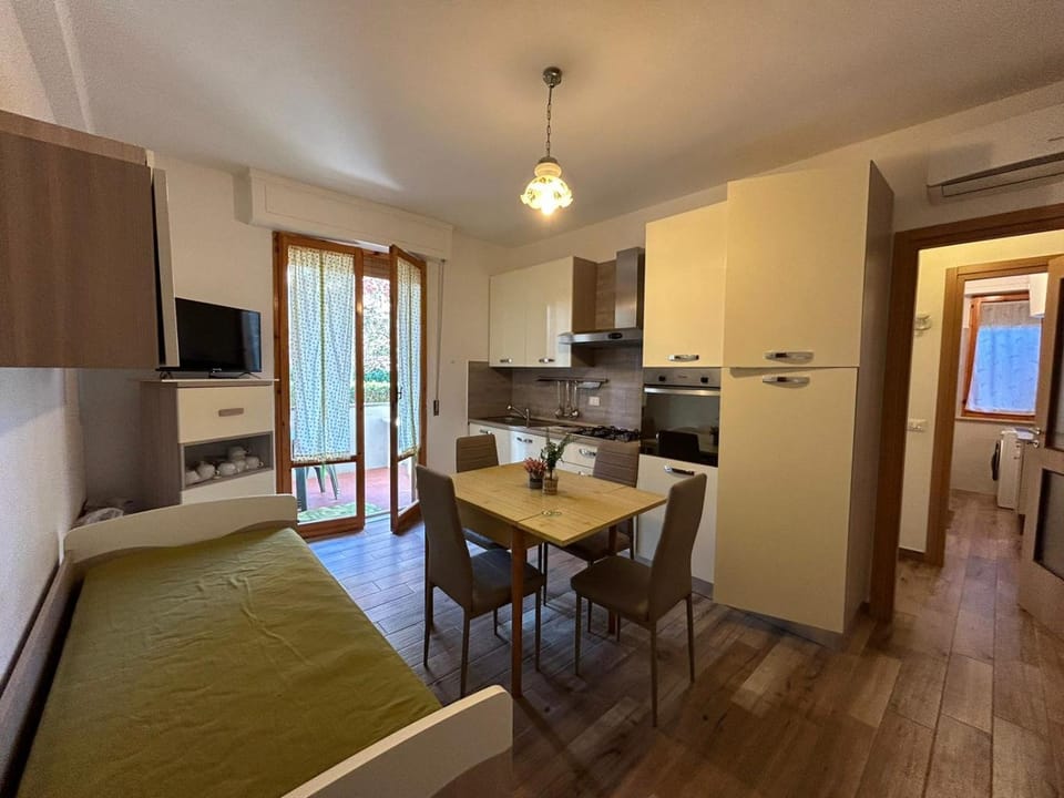 Kitchen or kitchenette, Living room, Seating area, kitchen