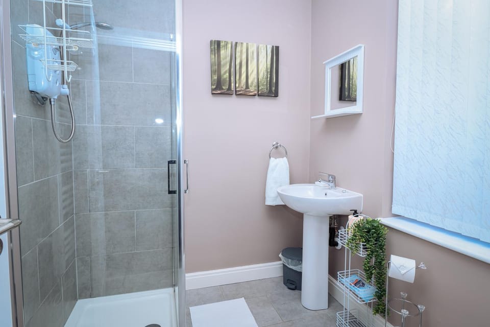 Shower, Toilet, heating, towels