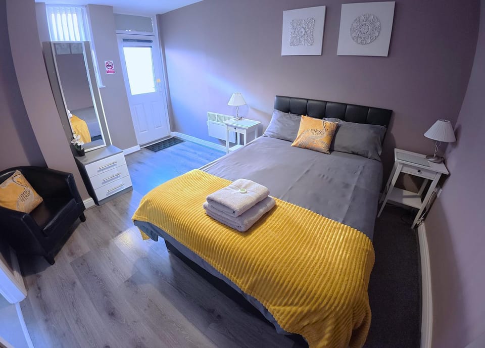 Shower, Toilet, Bed, Bedroom, heating, internet, towels, wardrobe