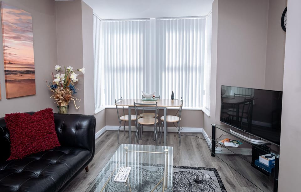 TV and multimedia, Living room, Business facilities, Seating area, Dining area, internet