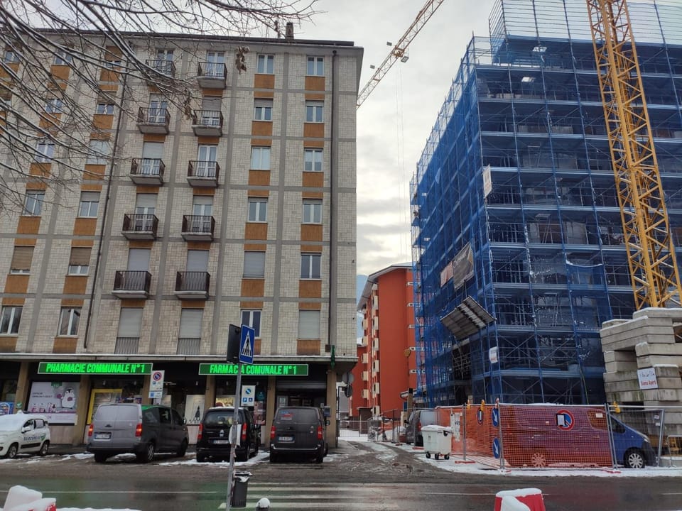 Property building, Day, Neighbourhood, Street view, Location, Parking